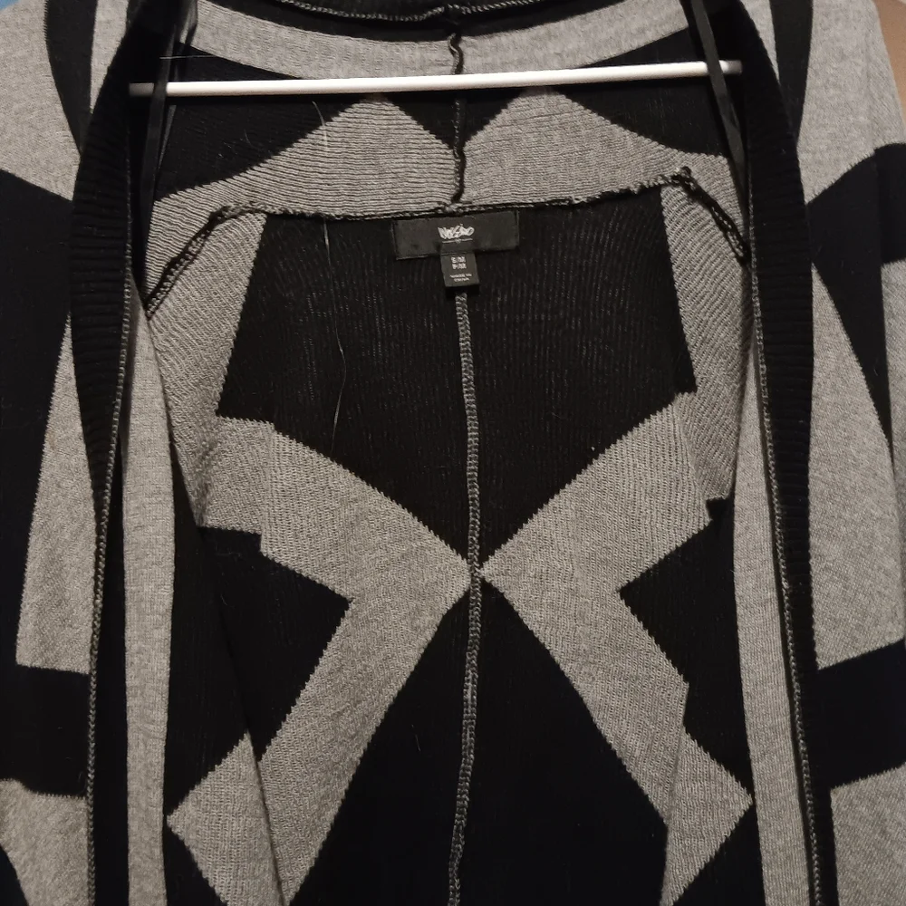 Mossimo unique pattern pocho/shrug. Great for a breezy night or day. M/L - Picture 2 of 10